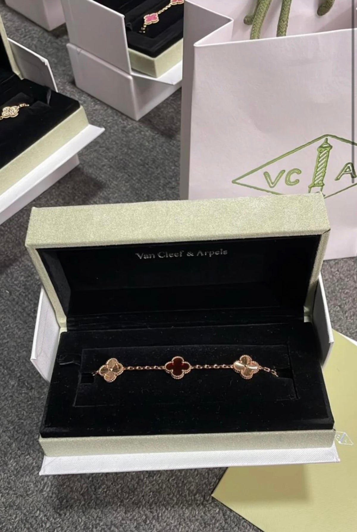 VAN CLEEF ROJA (INCLUYE: BOLSA, CERTIFICADO, ESTUCHE, BOLSA)
