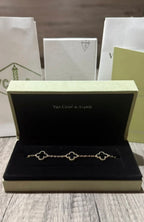 VAN CLEEF NEGRO CON DORADO  (INCLUYE: BOLSA, CERTIFICADO, ESTUCHE, BOLSA)