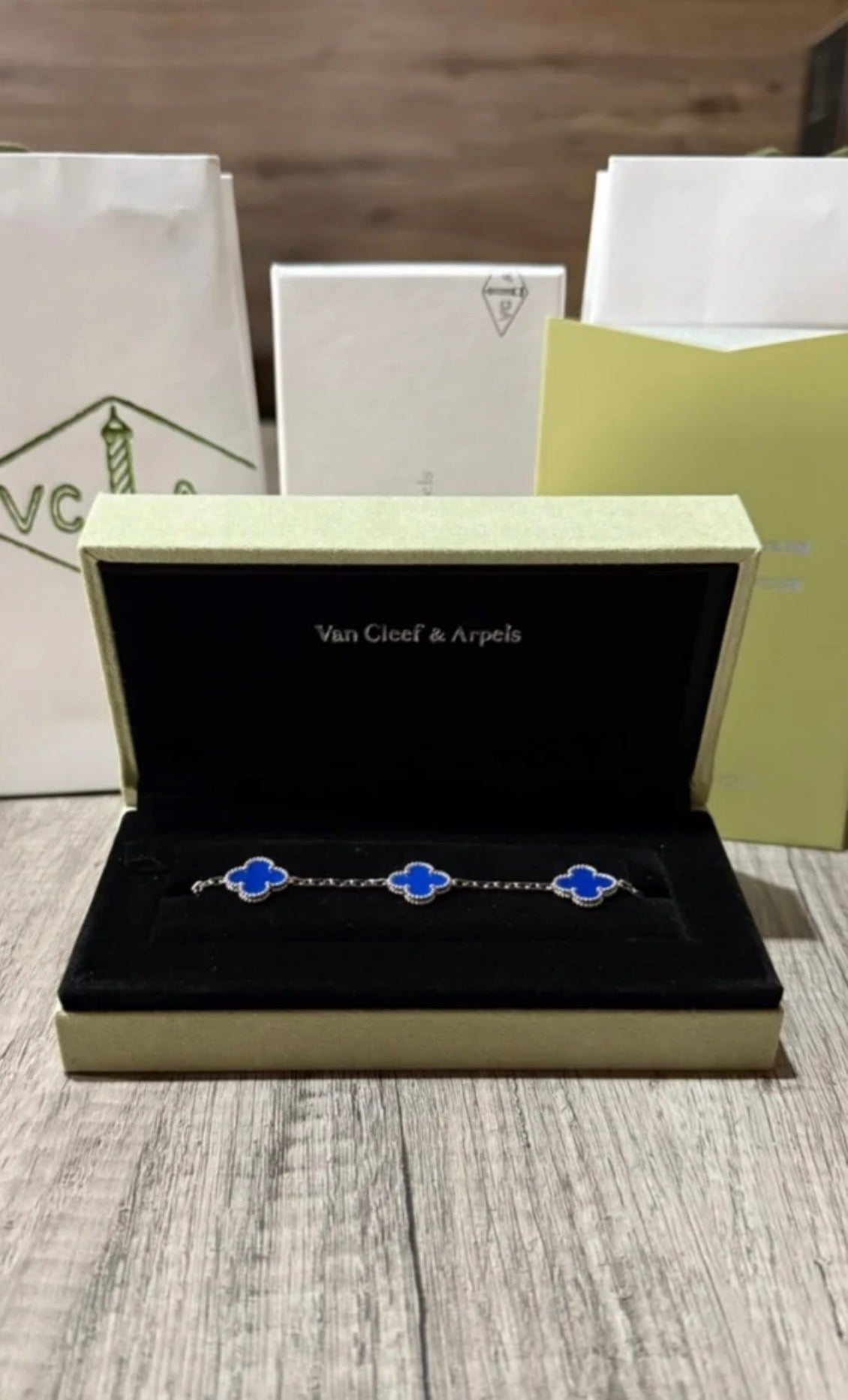 VAN CLEEF AZUL CON DORADO (INCLUYE: BOLSA, CERTIFICADO, ESTUCHE, BOLSA)